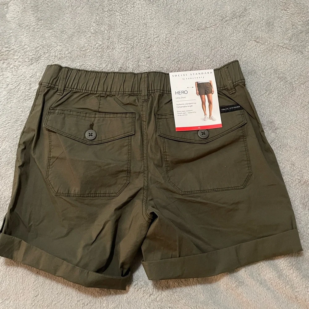 NWT Green Cargo Shorts with Relaxed Fit - Picture 3 of 4